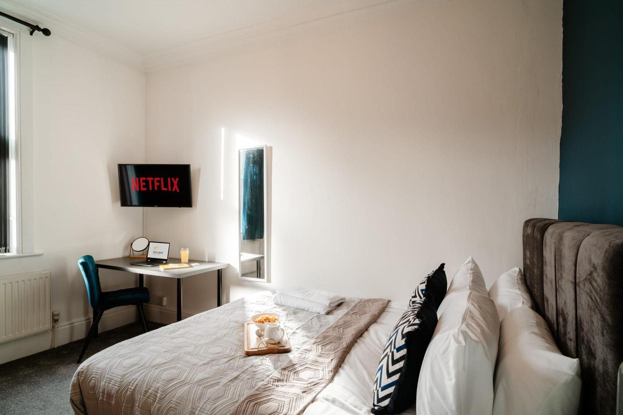 Spacious Centre Family Contractors Wifi Holiday home