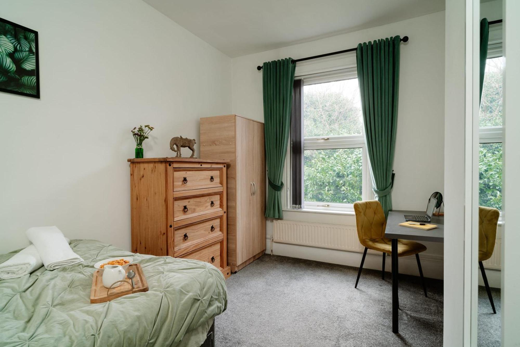 Holiday home Spacious Centre Family Contractors Wifi *