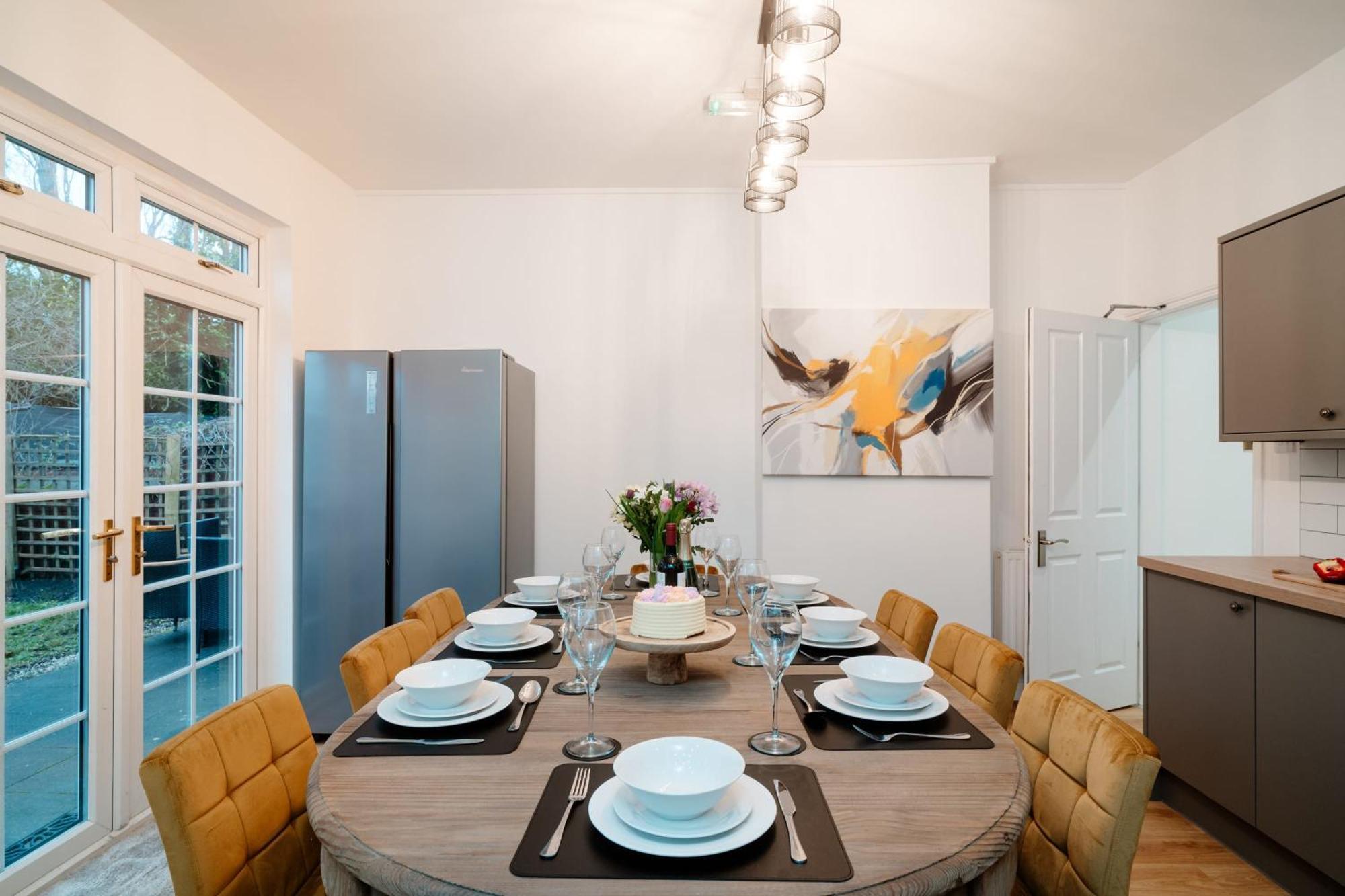 Spacious Centre Family Contractors Wifi Holiday home *