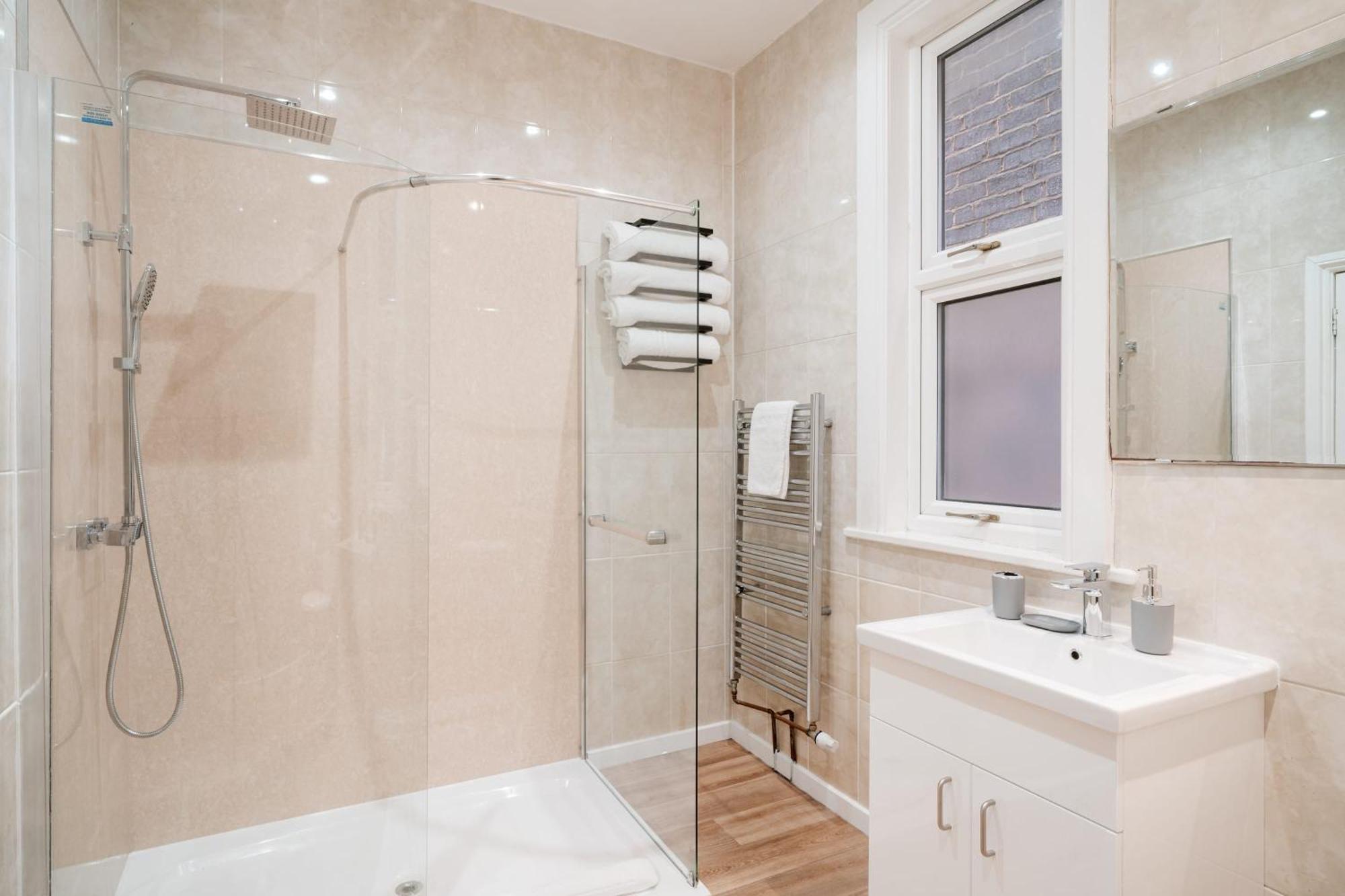 Spacious Centre Family Contractors Wifi Holiday home Birmingham