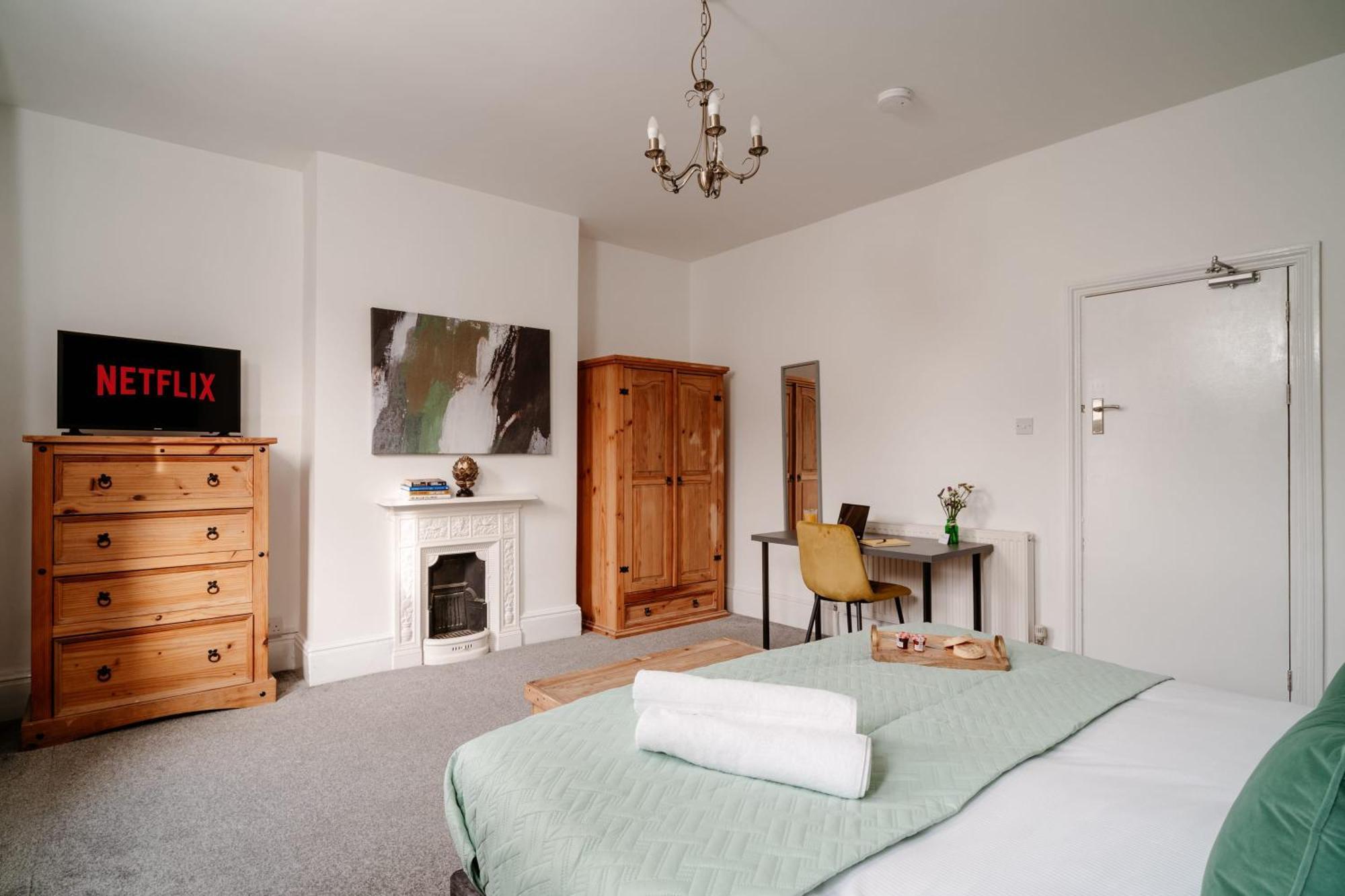 Spacious Centre Family Contractors Wifi Holiday home *