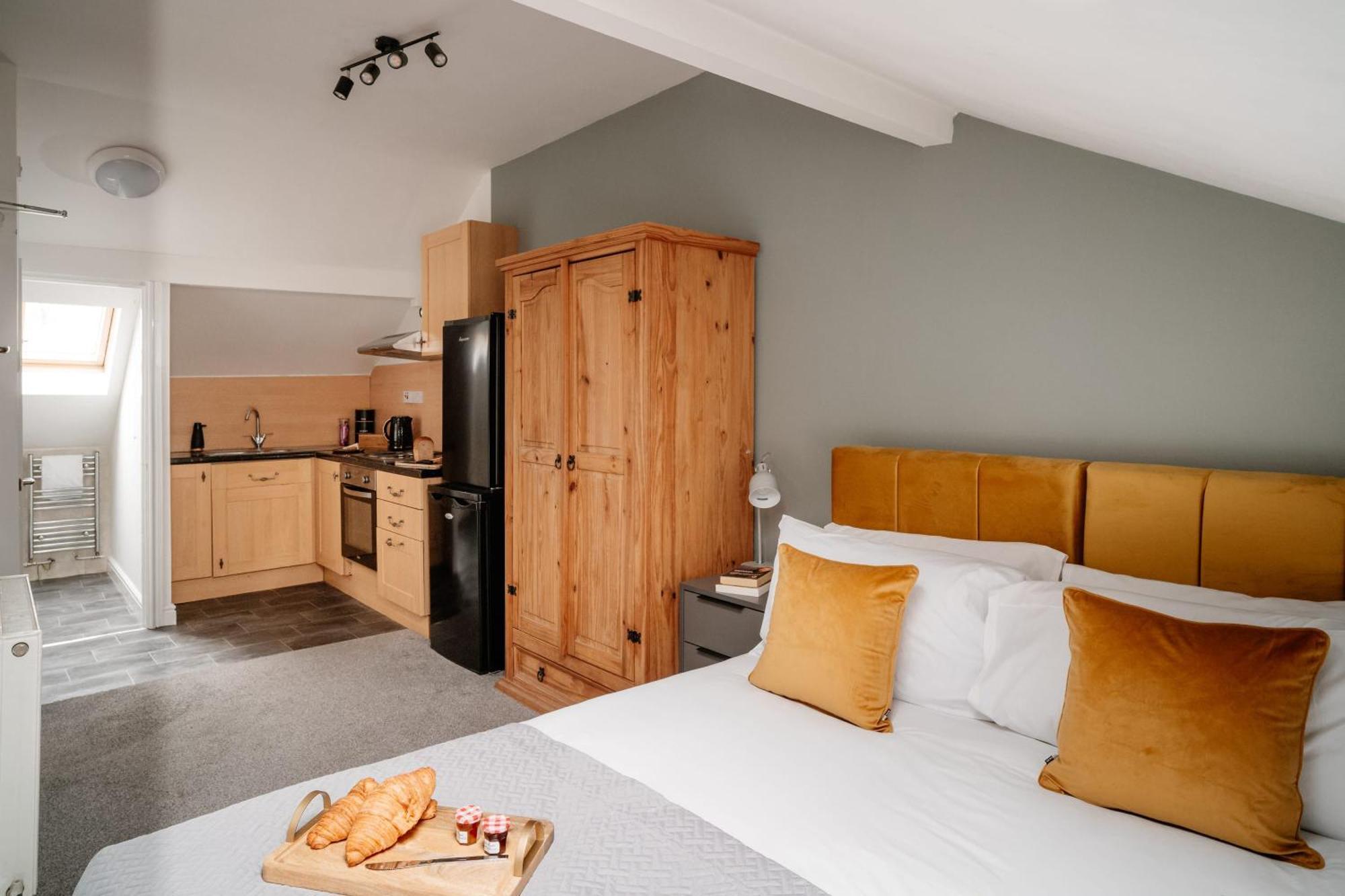 Spacious Centre Family Contractors Wifi Holiday home Birmingham