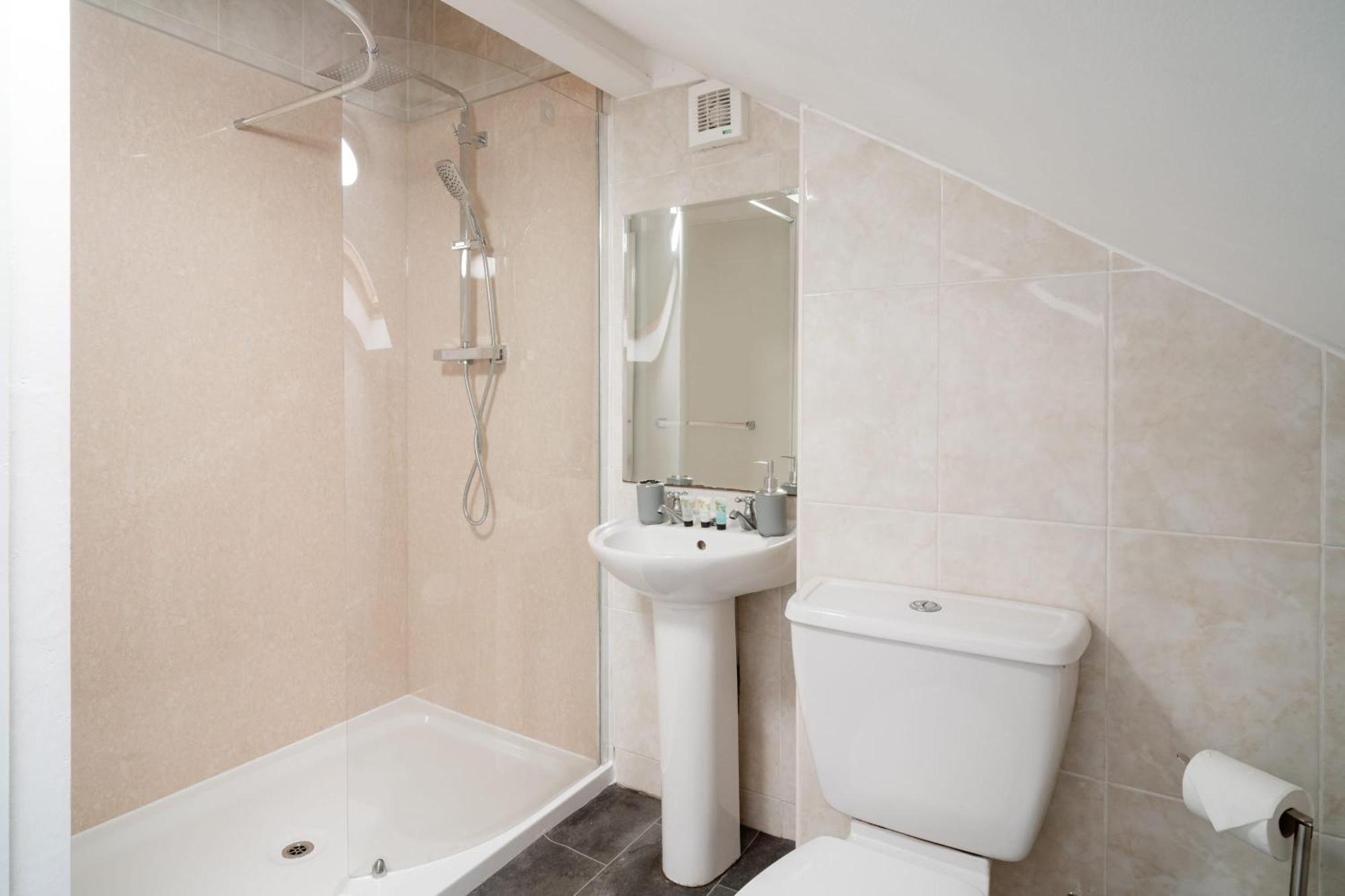 Holiday home Spacious Centre Family Contractors Wifi *